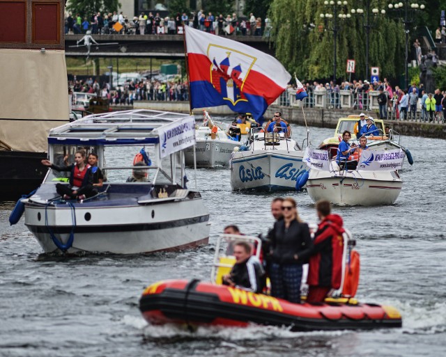 Parada jednostek pływających to jeden ze stałych punktów Steru na Bydgoszcz. Z okazji jubileuszu festiwalu przygotowano trzy dni atrakcji i występy gwiazd, na wszystkie wydarzenia wstęp wolny!