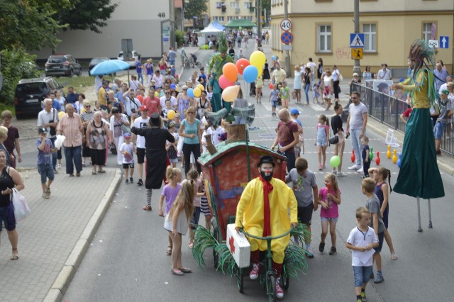 Konkursy, loteria, występy, pokazy taneczne, konkurencje sprawnościowe, przedstawienia, eksperymenty naukowe – w sobotę, 16 czerwca,  podczas święta ul. Teatralnej w Gorzowie każdy mógł wybrać coś dla siebie.- To nasza trzecia wspólna impreza. Wspólna, bo podczas święta Teatralnej prezentują się wszystkie instytucje, które mieszczą się przy tej ulicy – mówiła na chwilę przed rozpoczęciem imprezy Ewa Kunicka z teatru Osterwy. Był więc teatr, firma Inneko, szkoła muzyczna, Młodzieżowy Dom Kultury, Akademia im. Jakuba z Paradyża, Związek Gmin MG6. Do świętowania włączyli się też mieszkańcy i salon optyczny, który dał na ten jeden dzień wielkie rabaty. – Jest wspaniale. Moje córki są zachwycone. Bawiły się z klaunami, teraz czekamy na występy taneczne, jeszcze idziemy zaliczyć kręgle i rzucanie do celu. Widziałam też jakieś eksperymenty i robienie jakichś glutków. Na pewno je zrobimy! Wspaniały dzień, nawet pogoda dopisała  – mówiła nam pani Dorota, mama Karoliny i Weroniki. To była jej pierwsza impreza na Teatralnej, ale na pewno nie ostatnia. – Może inne ulice poszłyby za tym przykładem? – podpowiadała pani Dorota.