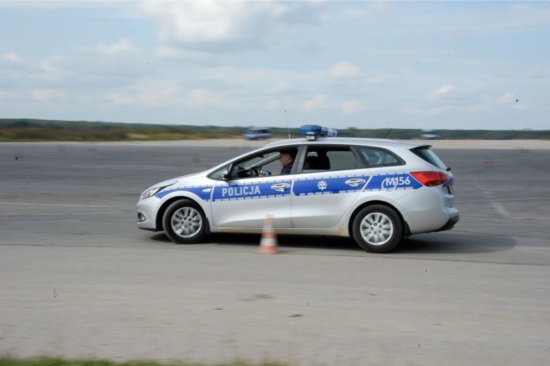 Krywlany. Policja ćwiczy techniki jazdy radiowozami (zdjęcia, wideo)