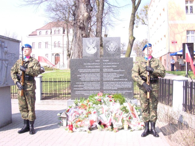 Pomnik upamiętniajacy ppłk. Johna H. van Vlieta jr. i kpt. Donalda B. Stewarta stoi nieopodal Zakładu Wychowawczego w Szubinie, na terenie którego działał w latach 1940-1945 obóz dla alianckich oficerów
