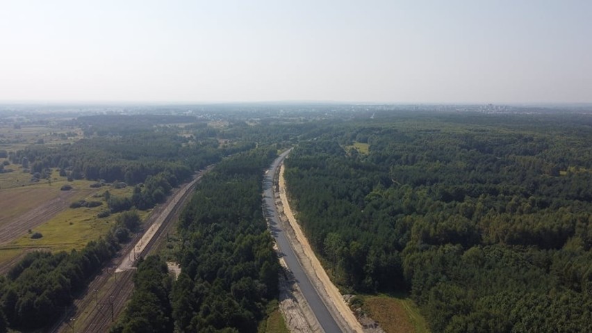 Obwodnica Tarnobrzega przybiera ostateczny kształt, na dużej części położono pierwszą wartstwę asfaltu. Zobaczcie zdjęcia z drona! (ZDJĘCIA)