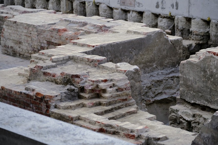 Na poznańskim Starym Rynku odkopano fundamenty dawnego...