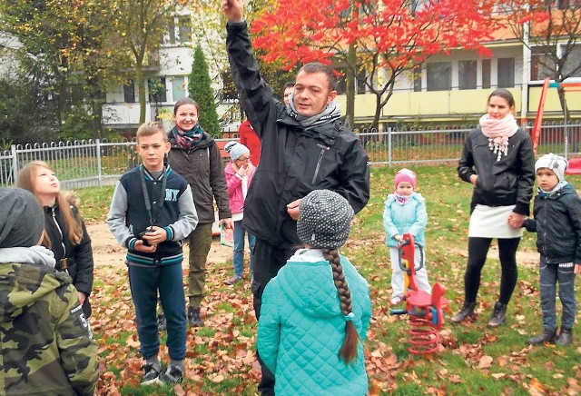 Filip Malinowski rozpoczął omawianie gatunków drzew od tych znajdujących się blisko siedziby Podwórkowego Domu Kultury, czyli placu zabaw „Pod lipami”