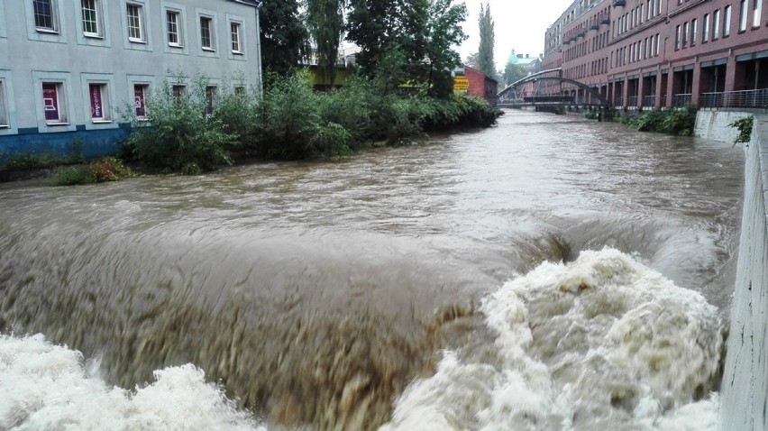 Uwaga, podwyższone poziomy wód w Śląskiem. Intensywne opady deszczu w całym regionie. Są podtopienia [ZDJĘCIA]