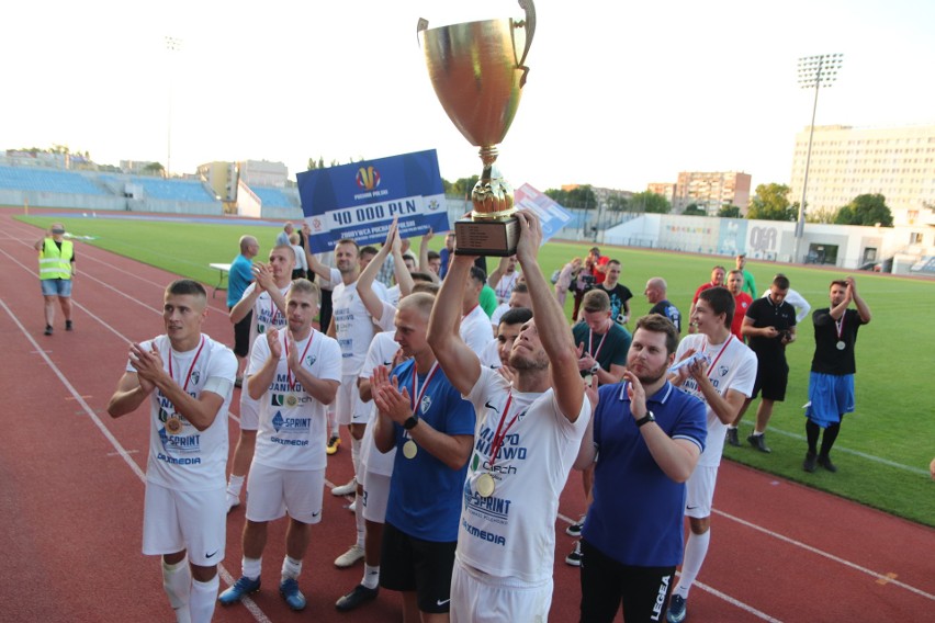 Piłkarze Unii Janikowo bronią trofeum