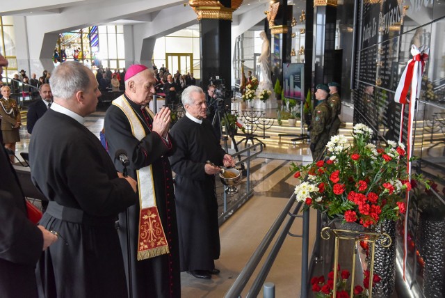 W uroczystości odsłonięcia tablic pamięci bohaterskich Polaków w Sanktuarium Najświętszej Maryi Panny Gwiazdy Nowej Ewangelizacji i św. Jana Pawła II w Toruniu brali udział, m.in. prof. Wojciech Polak, poseł i były minister rolnictwa Jan Krzysztof Ardanowski oraz m.in. dr Karol Nawrocki, prezes Instytutu Pamięci Narodowej