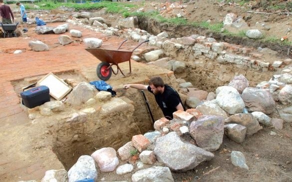 Dowód na to, że XVI-wieczny kościół na wzgórzu w centrum Wyszeborza nie był jedyną świątynią w tym miejscu, odkryli koszalińscy archeolodzy. To prawdziwa sensacja historyczna!