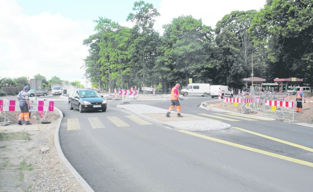 Skrzyżowanie ulic Spokojnej i Kościuszki zostało przebudowane. W drugiej połowie przyszłego tygodnia jeszcze raz rondo zostanie zamknięte dla pojazdów. Wtedy układana będzie warstwa ścieralna