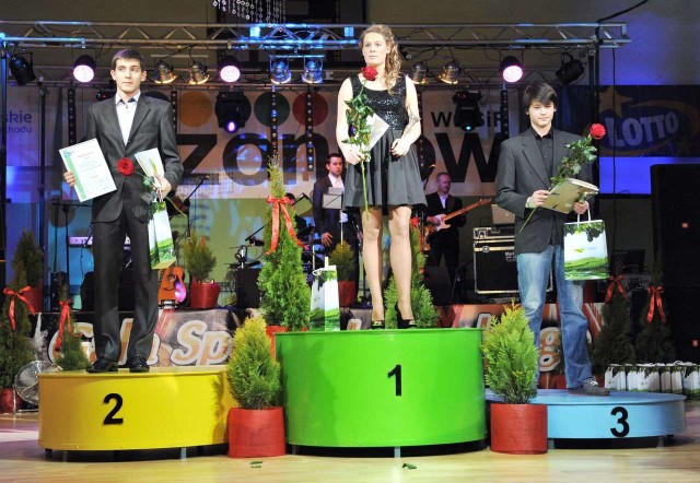 Tak  wyglądało podium zwycięzców plebiscytu na najpopularniejszych sportowców w lubuskich powiatach w ubiegłym  roku. Od lewej koszykarz Michał  Kępiński, siatkarka Maria Sapór i strzelec Patryk Sakowski.
