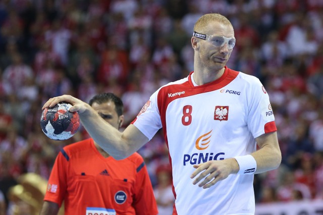 Karol Bielecki jest lewym rozgrywającym reprezentacji Polski. Ma 202 cm wzrostu i waży 100 kg.