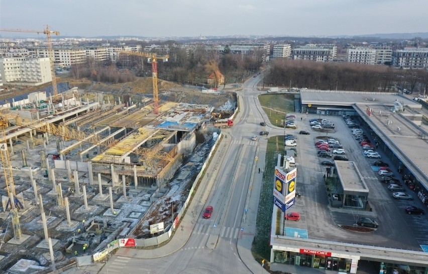 Kraków. Zimą nie przerywają prac. Ogromne centrum handlowe na Ruczaju ma być gotowe jeszcze w tym roku [ZDJĘCIA]