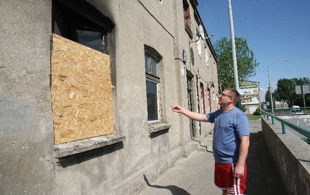 Michał Antczak pokazuje okno, przez które gaśnicą z tramwaju gasił wnętrze.