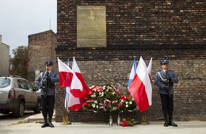 Tablica upamiętniająca ofiary UB wisi już na kamienicy przy ul. Ostrogórskiej w Sosnowcu ZDJĘCIA