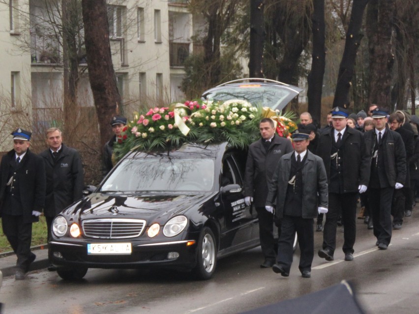 Z kościoła p.w.Świętego Piotra Apostoła kondukt żałobny udał...