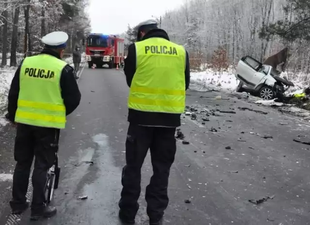 Tragiczny wypadek na drodze wojewódzkiej nr 908. Nie żyje 39-latek, którego renault zderzyło się z ciężarówką.