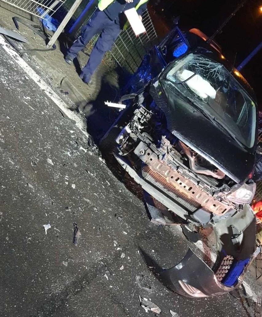 Wypadek w Prochowicach. Na DK94 zderzyły się dwa samochody, trzy osoby zostały ranne