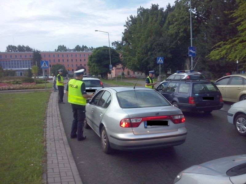 Zielonogórscy policjanci kontrolowali kierowców na rondzie w...