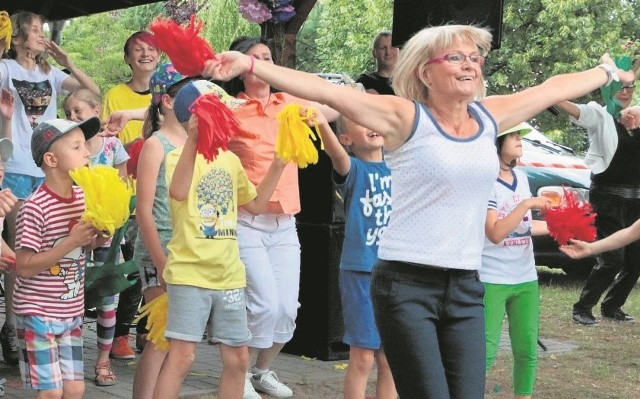 W Chycinie potrafią się bawić!Dzieci bawiły się razem z Teresą Mokrzycką z rady sołeckiej.