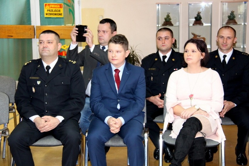 Komendant główny PSP nagrodził 12-latka z Dąbrowy Górniczej za ratowanie życia ZDJĘCIA 
