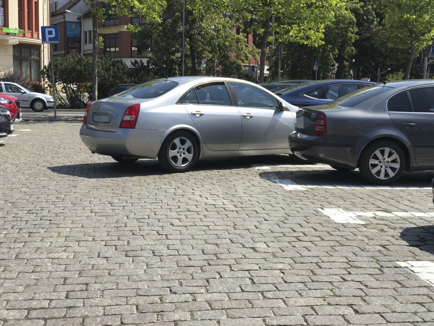 Parkingowa gimnastyka na Placu Zwycięstwa. Czy miejsca...