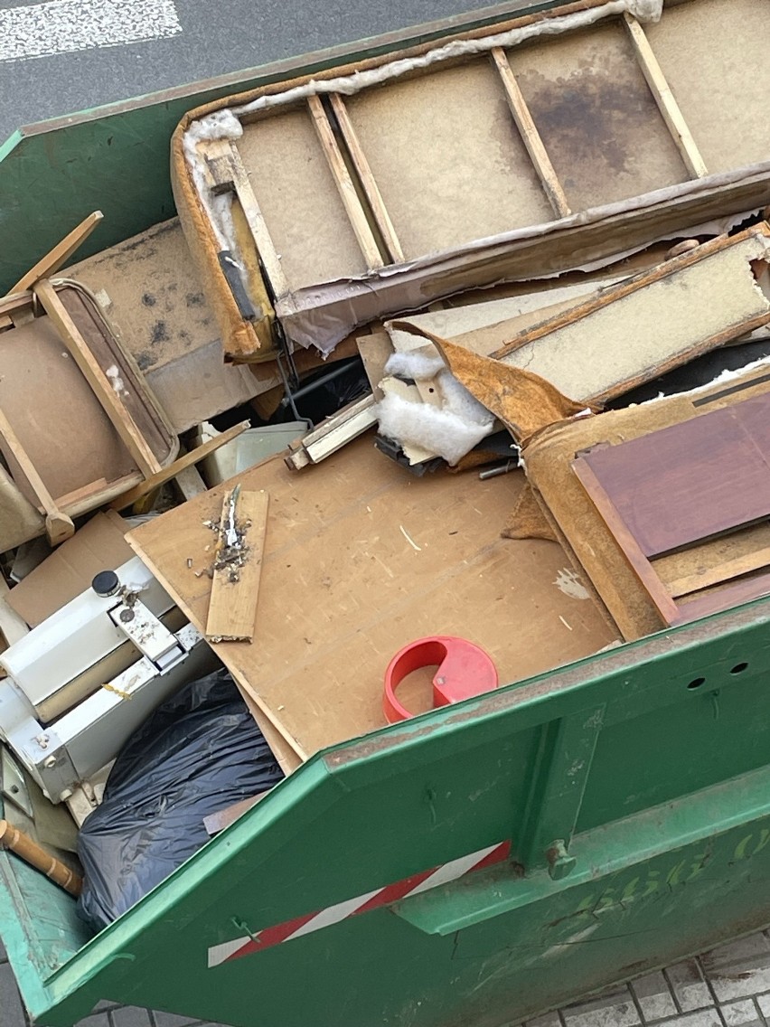 Zapluskwione meble trafiły do kontenera. W śmieciach grzebią bezdomni. "Pluskwy mogą się rozprzestrzeniać!"