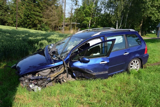 Wezwanie dostaliśmy o godz. 7.34 - mówi st. kpt. Artur Kiestrzyn z Komendy Powiatowej Państwowej Straży Pożarnej w Inowrocławiu. - Wypadek miał miejsce w ciągu drogi krajowej nr 25 na wyjeździe z Inowrocławia w kierunku Bydgoszczy. W wyniku kolizji dwóch aut peugeota i opla astry, kierująca peugeotem wylądowała na pobliskim drzewie. Gdy przyjechaliśmy na miejsce, była opatrywana przez zespół ratownictwa medycznego. Drugiemu z kierowców nic się nie stało.- Na szczęście nic nie zagraża jej życiu - mówi asp. Izabella Drobniecka z Komendy Powiatowej Policji w Inowrocławiu. - Kierowcy, którzy podążali drogą krajową nr 25, w pobliżu miejsca zdarzenia, musieli jednak liczyć się z utrudnieniami. Policja zorganizowała objazdy. Aktualizacja, 9.20:Nie ma już utrudnień na drodze.Pogoda na dzień (20.06.2017) | KUJAWSKO-POMORSKIEŹródło: TVN Meteo Active/x-news