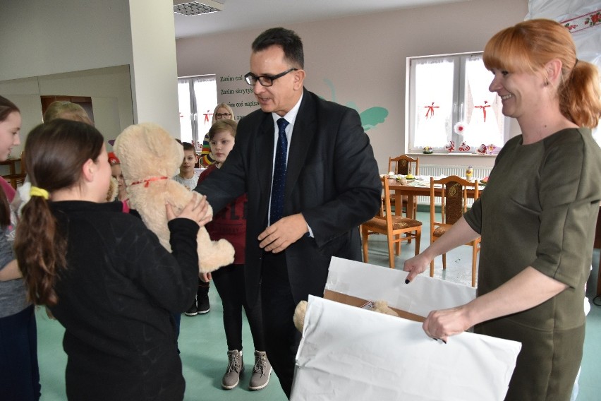 Ciekawe zakończenie ferii w Iwaniskach. Dzieci robiły ozdoby wielkanocne. Był z nimi... wójt (ZDJĘCIA)