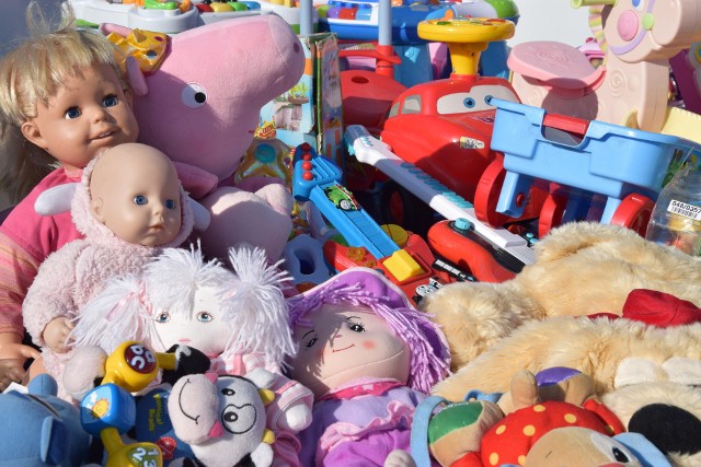 Rynek zabawek na rzeszowskiej giełdzie jest bardzo zróżnicowany. Sprzedający mają do zaoferowania zarówno nowe jak i używane zabawki i akcesoria dla dzieci. Na kupujących czekają również ubrania, buty, artykuły wyposażenia pokoi, książki i słodycze.