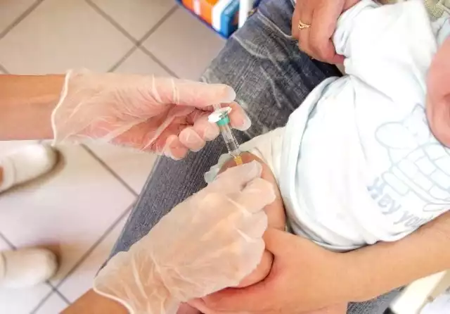 U dzieci, które nie skończyły jeszcze roku zalecanym miejscem wstrzyknięcia szczepionki jest przednio-boczna strona uda.