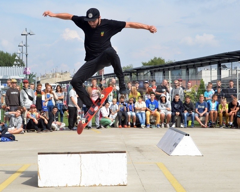 Na deskach na dachu Galerii Łódzkiej. Popisy wirtuozów skateboardingu