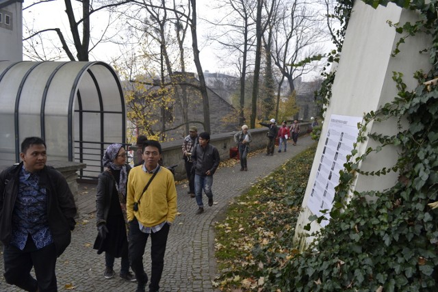 Goście z Jatiwangi oglądają Uliczkę Cieszyńksich Kobiet (Ismal Muntaha na zdjęciu na pierwszym planie, w żółtym swetrze).