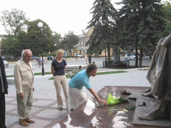 Wczoraj w rocznicę śmierci Jana Kochanowskiego pod jego pomnikiem w Radomiu złożono kwiaty.