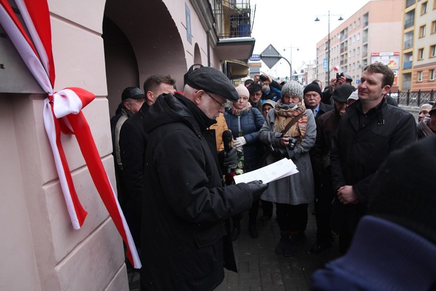 Ełk. Odsłonięto tablicę upamiętniającą ofiary UB (zdjęcia)