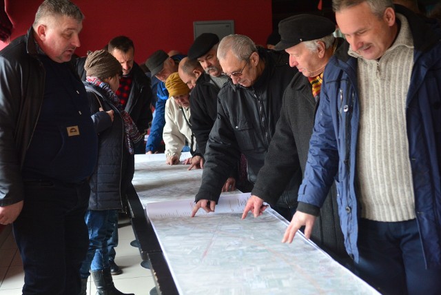 W sali Domu Kultury w Przysusze były wyłożone mapy z wytyczonymi trzema wariantami przebiegu nowej trasy S12.