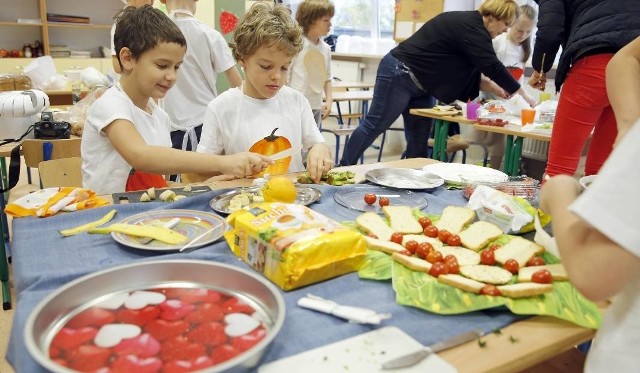 Czy dzieci w Śląskiem jedzą zdrowo? Dostarczono im 18 mln warzyw i owoców