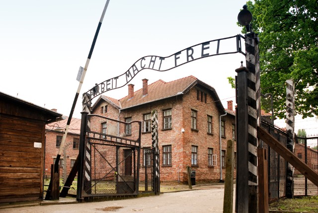 Ostatnie procesy funkcjonariuszy niemieckich obozów śmierci. W ciągu ostatnich dziesięciu lat dziesiątki procesów zakończyły się bez wyroku. Często okazywało się, że oskarżeni nie mogli już stanąć przed sądem ze względu na podeszły wiek lub zmarli. W Hanau na krótko przed rozpoczęciem głównego procesu zmarł oskarżony były strażnik z Auschwitz. W Monastyrze w Westfalii trzeba było zrezygnować z procesu strażnika z obozu koncentracyjnego Stutthof, ponieważ oskarżony nie był już w stanie w nim uczestniczyć.