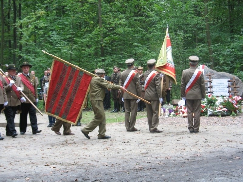 Odsłonięto pomnik ofiar zbrodni w lasach pod Gądkami [ZDJĘCIA]