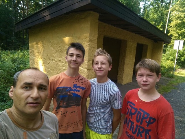 Pamiątkowe selfie z wyremontowanym przystankiem w tle, od lewej: Henryk Kucharczyk, Bartosz Lizurej, Michał Roj i Grzegorz Schwałkowski.