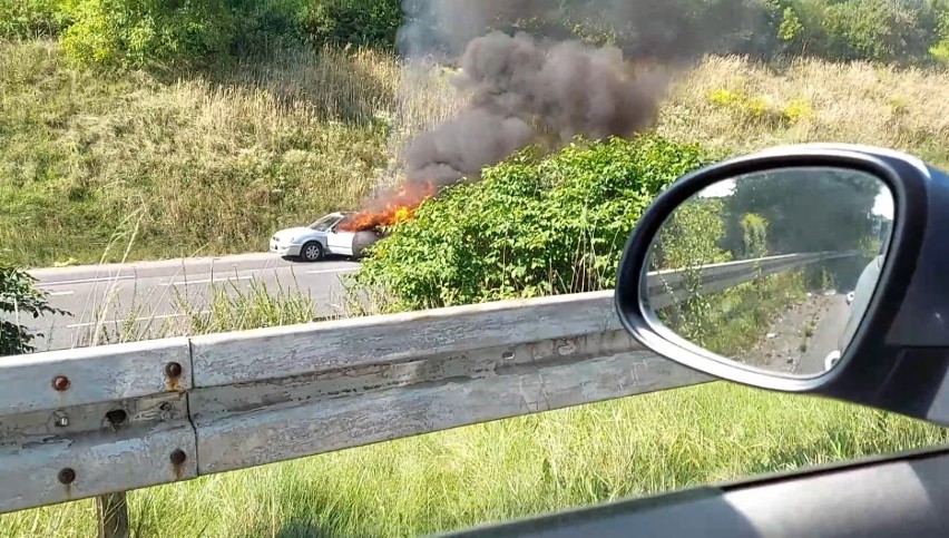 Pożar samochodu w Sosnowcu. Auto płonęło na zakręcie mistrzów. Kierowca sam próbował ugasić ogień