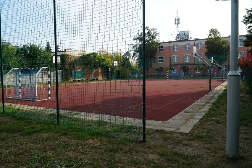 Boisko szkolne Szkoły Podstawowej nr 58 na Ławicy.