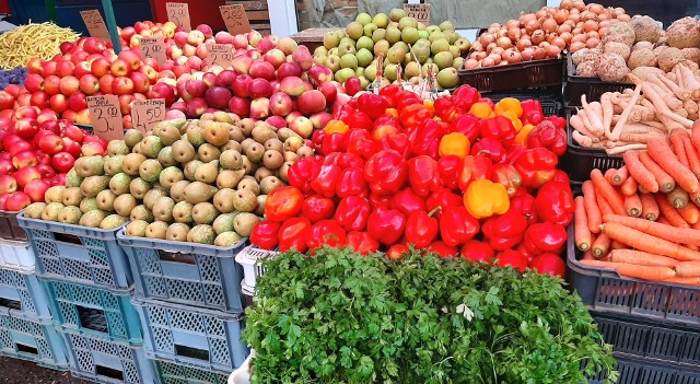 Ile kosztują owoce i warzywa na Placu Targowym w Rzeszowie? Sprawdź ceny