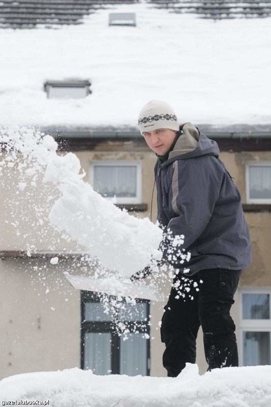 Na dachu garażu przy ul. Wałowej uzbierało się mnóstwo śniegu. Krzysztof Kamyszek nie chce dopuścić do zawalenia budowli.