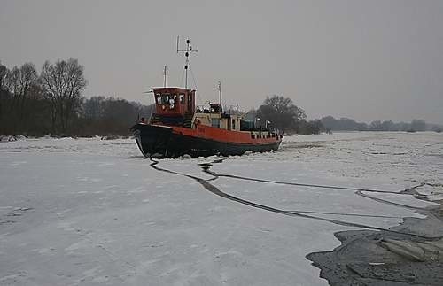 Lodołamacz Żbik, który kruszył lód na Warcie, wczoraj został odwołany i do Gorzowa nie dopłynie