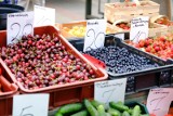 Ile kosztują porzeczki, czereśnie i maliny na początku lipca? Ceny owoców 2022 zaskakują. Jagody i jeżyny są najdroższe