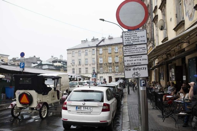 Nawet strażnicy miejscy mówią, że nowe oznakowanie na Kazimierzu jest nieprecyzyjne, a przez to nieskuteczne