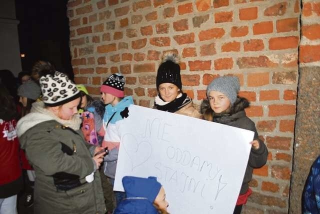 Kilkadziesiąt osób (dzieci uczęszczające do szkoły i ich rodzice) protestowało  na golubskim zamku