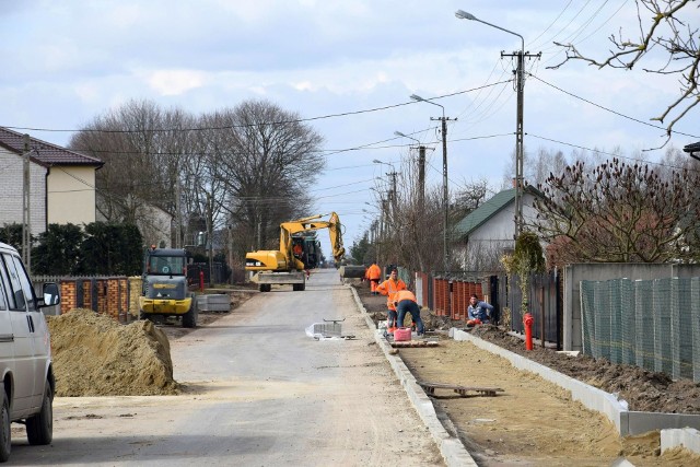 Trwały intensywne prace na drodze powiatowej w Tychowie Nowym, w gminie Mirzec, gdy jeszcze nie spadł śnieg