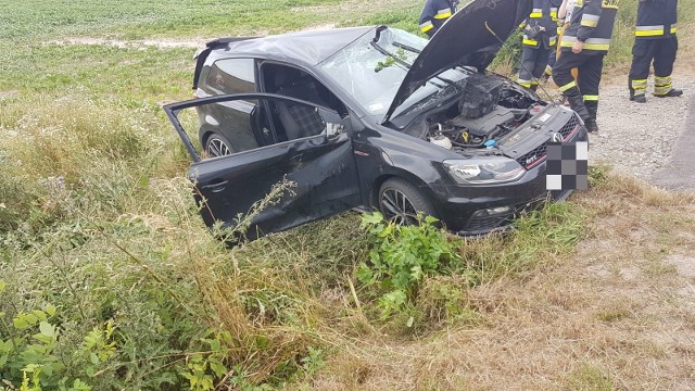 Do groźnego wypadku doszło w poniedziałek w miejscowości Orchowo w powiecie słupeckim. Po tym, jak samochód wypadł z drogi i dachował, dwie ranne osoby trafiły do szpitala.Zobacz więcej zdjęć z wypadku ----->