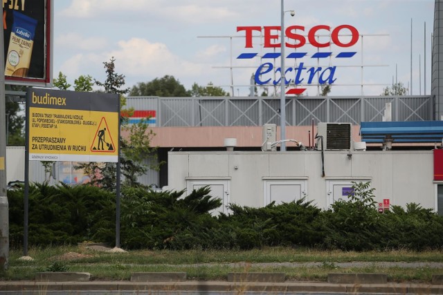 To już pewne. Sieć Kaufland będzie chciała przejąć pięć lokalizacji po likwidowanych sklepach Tesco w całej Polsce, w tym jedną we Wrocławiu. Do Urzędu Ochrony Konkurencji i Konsumentów trafiły już odpowiednie wnioski w tej sprawie. W ostatnich miesiącach Tesco informowało o planach likwidacji kilkudziesięciu placówek w Polsce.CZYTAJ WIĘCEJ NA KOLEJNYCH SLAJDACH