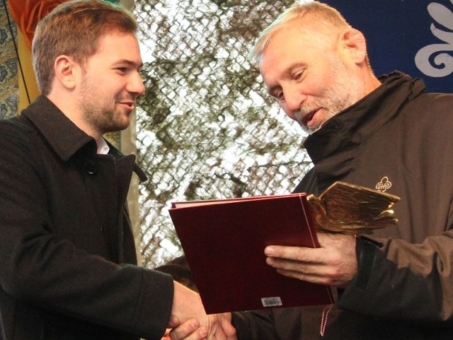 Złotą Wagę odbiera z rąk posła Lucjana Pietrzczyka Michał Furmanek z firmy Furmanek Renewal.